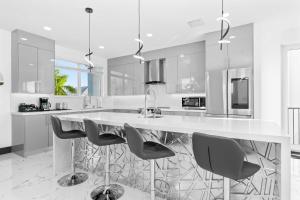 Kuchyň nebo kuchyňský kout v ubytování Isla Sol Waterfront Oasis w Pool Dock Kayaks