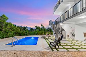 Bazén v ubytování Isla Sol Waterfront Oasis w Pool Dock Kayaks nebo v jeho okolí + 50 fotografií