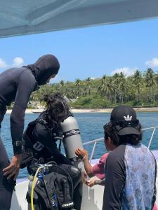 SampalanにあるLittle White Pavilionの水上のボートに乗った人々のグループ +3枚の写真