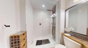 Ένα μπάνιο στο Fully Renovated Slopeside Penthouse Loft +18 φωτογραφίες