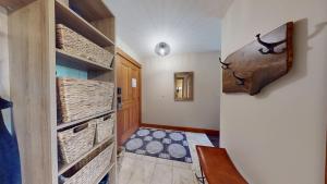 Ένα ή περισσότερα κρεβάτια σε δωμάτιο στο Fully Renovated Slopeside Penthouse Loft