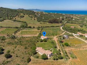 Una vista aérea de una casa con un globo azul encima. en House and Apts. Siniscola - Sardinien 35758, en Santa Lucia 1 foto más