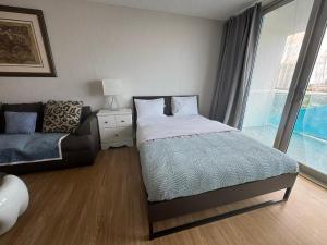 Postel nebo postele na pokoji v ubytování Luxury Ocean Reserve Condo Pool, Gym & Beach Access