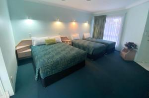 Ένα ή περισσότερα κρεβάτια σε δωμάτιο στο Runaway Bay Motor Inn +10 φωτογραφίες