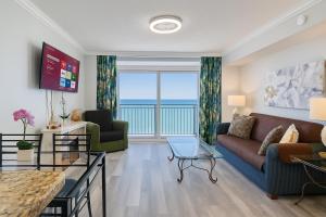 una sala de estar con un sofá y una mesa en Paradise Resort, en Myrtle Beach
