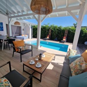 Swimmingpoolen hos eller tæt på Villa MiLouMa