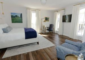 Μια τηλεόραση ή/και κέντρο ψυχαγωγίας στο The Colonial Inn, an Ascend Collection Hotel