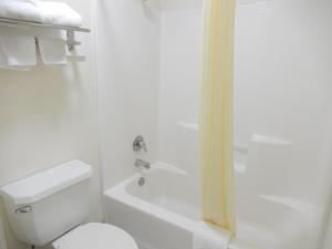 Koupelna v ubytování Motel 6-Azle, TX
