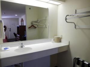 Koupelna v ubytování Motel 6-Azle, TX