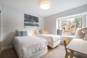 Postel nebo postele na pokoji v ubytování Englewood Greens 40 by Outpost Whistler