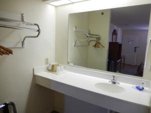 Koupelna v ubytování Motel 6-Azle, TX