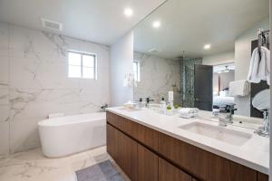 Koupelna v ubytování Englewood Greens 40 by Outpost Whistler + 54 fotografií