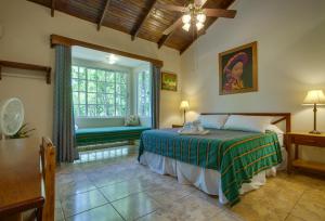 Giường trong phòng chung tại Midas Belize