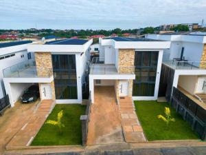 an aerial view of a house with a yard at Modern Serene 7-Guest Townhome in Trofwi