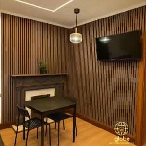 Μια τηλεόραση ή/και κέντρο ψυχαγωγίας στο Globe Apartments M16