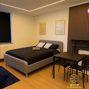 Ένα ή περισσότερα κρεβάτια σε δωμάτιο στο Globe Apartments M16