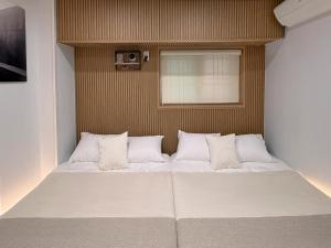 een slaapkamer met een groot wit bed met een raam bij 서울 stay moon 종로 혜화 경복궁 SKKU 명동 DDP 광장시장 인사동 낙산공원 KPDH in Seoul