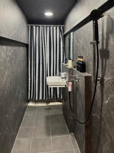 een badkamer met een wastafel en een douche bij 서울 stay moon 종로 혜화 경복궁 SKKU 명동 DDP 광장시장 인사동 낙산공원 KPDH in Seoul +40 foto's