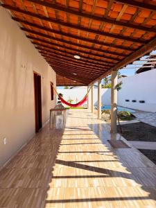 ein überdachter Holzgang mit Holzdecke in der Unterkunft Casa Rosales in Luis Correia