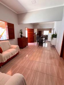 ein Wohnzimmer mit Sofa und Tisch in der Unterkunft Casa Rosales in Luis Correia