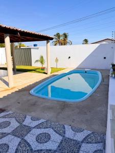 ein blauer Pool vor einem Haus in der Unterkunft Casa Rosales in Luis Correia