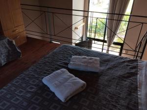 zwei Handtücher auf dem Bett in der Unterkunft Los Pinares de Belgrano in Gualeguaychú