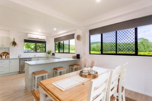 Una cocina y un comedor con mesa y sillas. en Barry's Place, en Yeppoon 11 fotos más