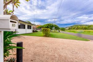 una casa con entrada y camino en Barry's Place, en Yeppoon