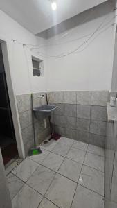 een badkamer met een wastafel in een kamer bij Casa com Quarto e Garagem, Alto da Cruz, Camaçari in Camaçari