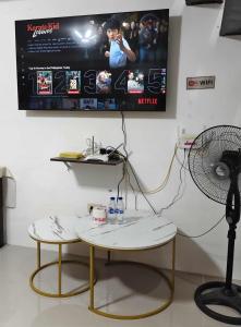 Zimmer mit einem Ventilator, einem Tisch und einem Ventilator. in der Unterkunft Gee Staycation in Santo Tomas