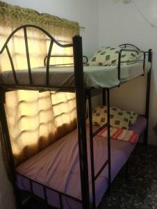 Etagenbett in einem kleinen Zimmer mit einem Etagenbett in der Unterkunft Gee Staycation in Santo Tomas