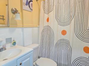 Koupelna v ubytování Cute 2 Bedroom Apartment 7 minutes from the falls!