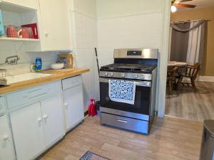 Kuchyň nebo kuchyňský kout v ubytování Cute 2 Bedroom Apartment 7 minutes from the falls! + 25 fotografií