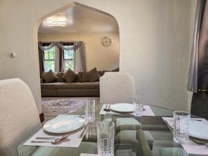 Posezení v ubytování Cute 2 Bedroom Apartment 7 minutes from the falls!