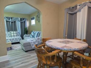 Postel nebo postele na pokoji v ubytování Cute 2 Bedroom Apartment 7 minutes from the falls!