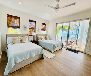 - 2 lits dans une chambre avec vue sur l'océan dans l'établissement Slipstream, à Long Island