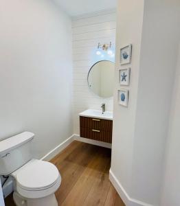 une salle de bain avec des toilettes blanches et un lavabo dans l'établissement Slipstream, à Long Island