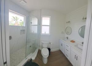 une salle de bain avec toilettes, douche et lavabo dans l'établissement Slipstream, à Long Island