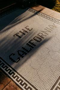 un panneau au sol d'un parking dans l'établissement Mountain Heritage Hotel, à Katoomba