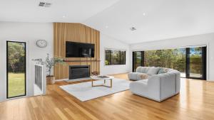 Телевизор и/или развлекательный центр в The Barrington - The Vintage Holiday Houses