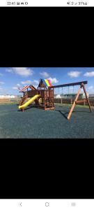 un grupo de equipos de juegos en un parque en B8 The chase caravan park, caravan ref B 3 Bed 8 Berth, en Ingoldmells