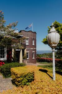un lampadaire devant un bâtiment dans l'établissement Mountain Heritage Hotel, à Katoomba