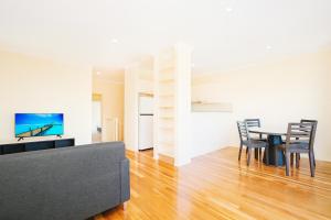 TV a/nebo společenská místnost v ubytování Lofberg Villas