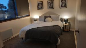 Postel nebo postele na pokoji v ubytování Tucked Away Chalet - Stunning Bathroom