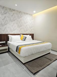 Ένα ή περισσότερα κρεβάτια σε δωμάτιο στο The Sapphire Hotel +186 φωτογραφίες