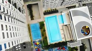 Bazén v ubytování Chic newly furnished 3BR condo close to airport nebo v jeho okolí