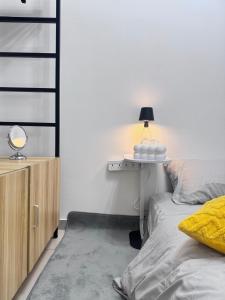 Postel nebo postele na pokoji v ubytování Chic newly furnished 3BR condo close to airport