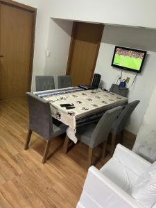 TV a/nebo společenská místnost v ubytování Alugo casa em Santo Antônio de Lisboa para temporada