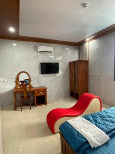 a bedroom with a bed and a desk and a tv at Khách sạn Trung Hoa in Ấp Bàu Bàng