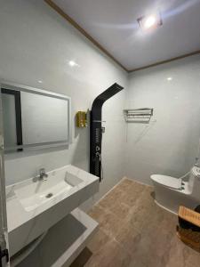 a bathroom with a sink and a toilet at Khách sạn Trung Hoa in Ấp Bàu Bàng